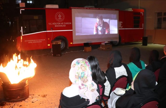 Sinema otobüsü yurt ve pansiyonda kalan öğrenciler için geziyor