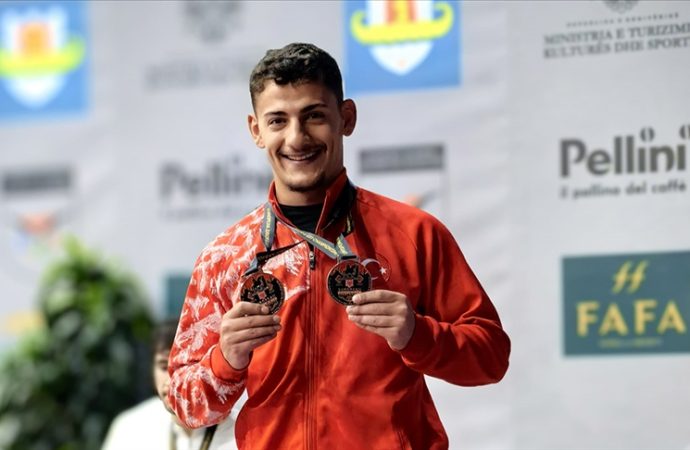 Halterde iki altın, bir gümüş ve iki bronz madalya