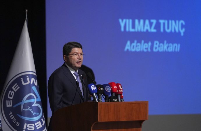 Bakan Tunç öğrencilerin karşısında söyledi: Türkiye’de beyin göçü yok