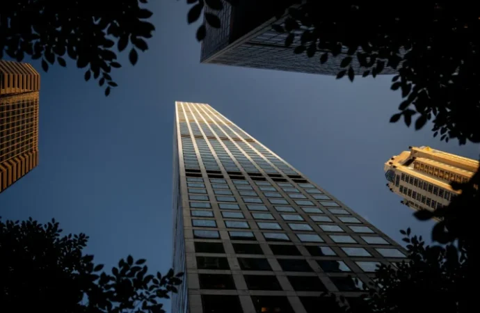 Gökdelende yaşamak da zor: 102. kattaki salıncak