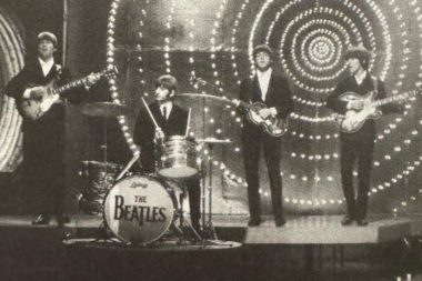 1963: Bir otobüsün arka sırasında üç çocuğun yazdığı iki Dünya Hit’i şarkı