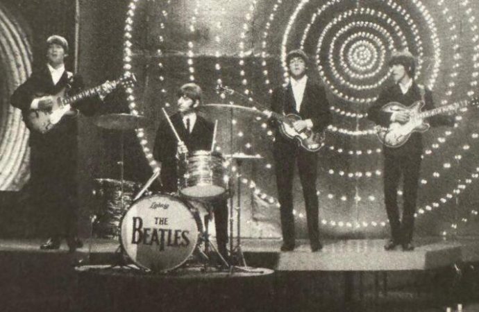 1963: Bir otobüsün arka sırasında üç çocuğun yazdığı iki Dünya Hit’i şarkı