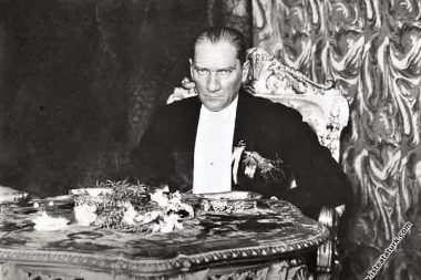 Atatürk: İnsan Olmanın Sessiz Görkemi