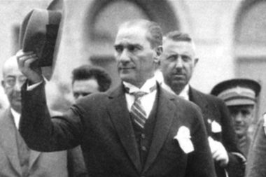 Atatürk, basit bir sevgi-nefret ikilemine sığmayacak kadar büyük bir isim