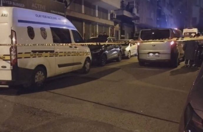 9 yaşındaki oğlunu ve kardeşini bıçaklayarak öldürdü