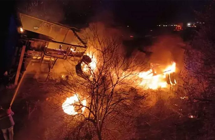 Alkollü içecek yüklü TIR seyir halindeyken yandı