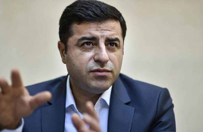 Demirtaş eleştirilere metaforla cevap verdi: Kar makinesini kurcalamakla uğraşırsanız yol yine kapanır