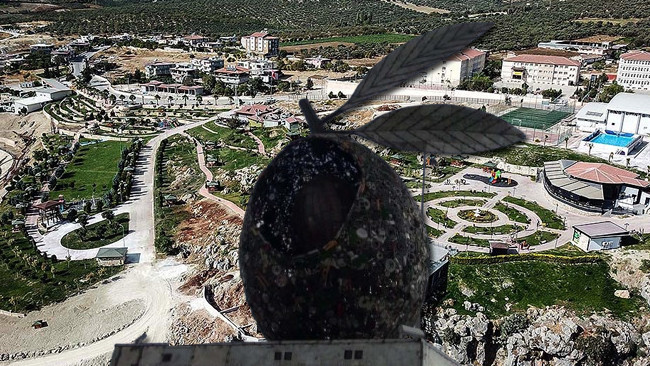 5 ton ağırlığında, 8 metre yüksekliğinde: ‘Dünyanın en büyük zeytinini yaptım’