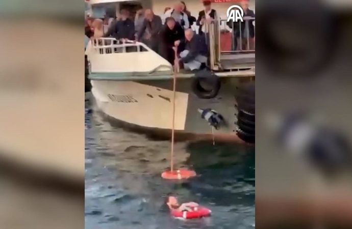 Üsküdar’da panik anları: Denize yolcu düştü!