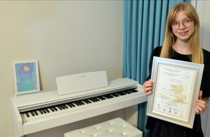 ‘Mutlak kulak’ Aylin piyano yarışmasında birinci oldu