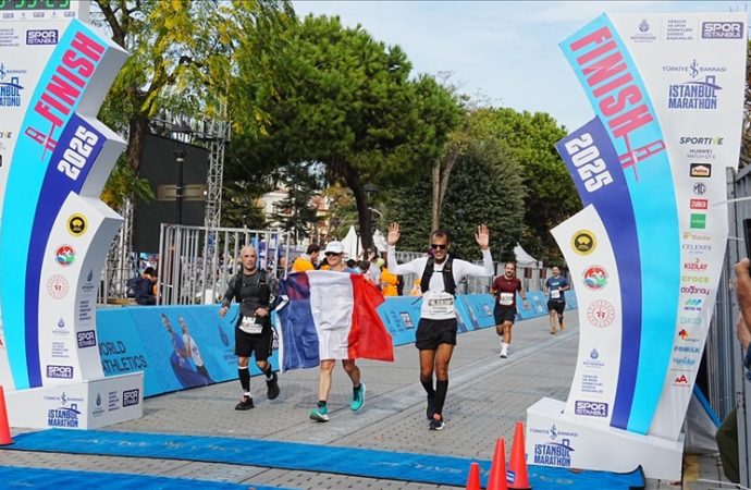 Fransız büyükelçi 47. İstanbul Maratonu’nu bayrağıyla tamamladı
