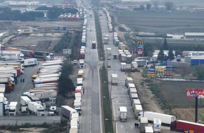 Kapıkule Sınır Kapısı’nda çift yönlü 7’şer kilometre TIR kuyruğu