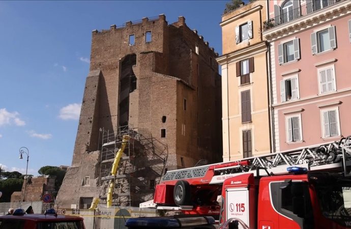 Roma’da 800 yıllık kule restorasyon sırasında çöktü