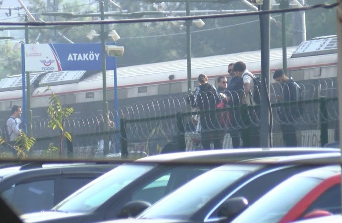 Marmaray’da can pazarı: Ayağı peronla vagon arasına sıkıştı