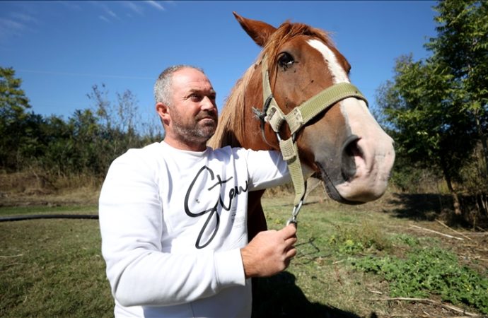 Eski jokey erken teşhisle kanseri yendi, köyünde şampiyon at yetiştiriyor