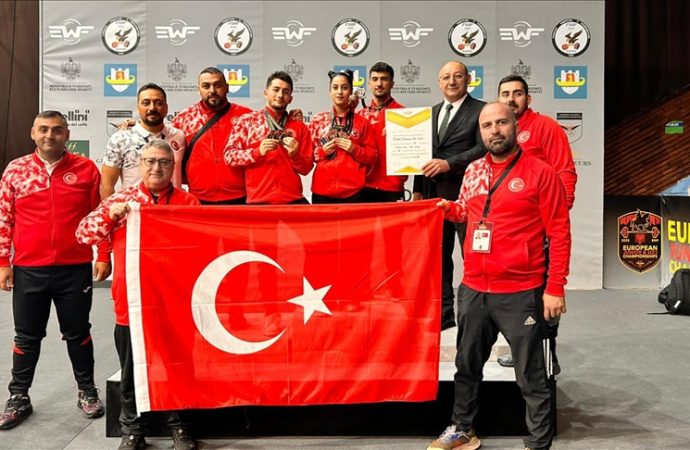 Genç milli halterciler Avrupa’nın zirvesinde