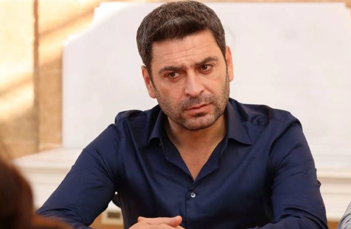 Reyting rekortmeni Uzak Şehir’in başrolüne ‘Yılın Erkeği’ ödülü