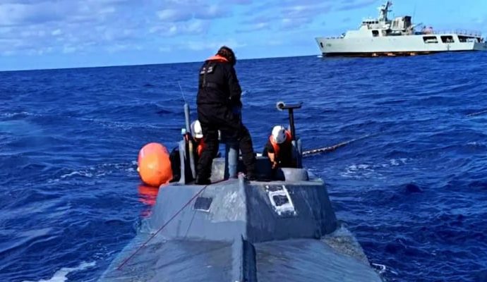 Denizaltı 1,7 ton uyuşturucuyla yakalandı