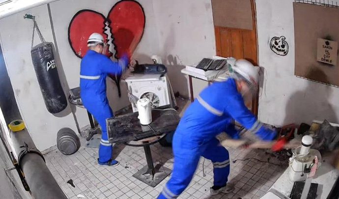 Stres evi: Giren eşyaları kırarak rahatlıyor