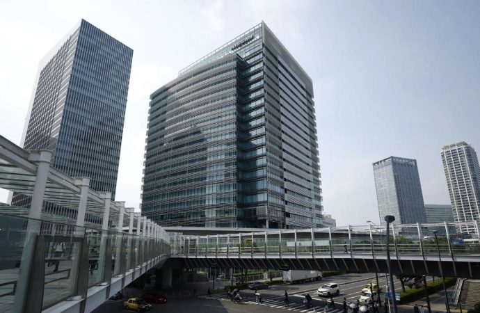 Nissan genel merkez binasını bile satışa çıkardı