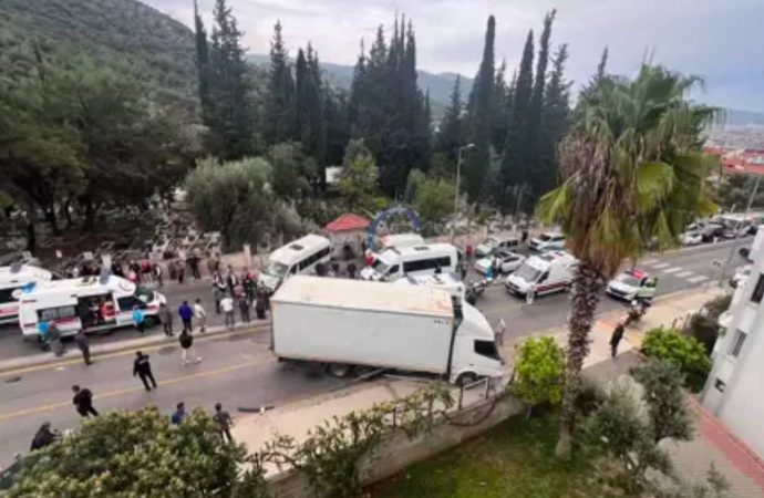 Öğrenci servisiyle kamyon çarpıştı: 22’si öğrenci 23 yaralı