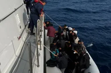 İzmir açıklarında can pazarı: 24 düzensiz göçmen kurtarıldı