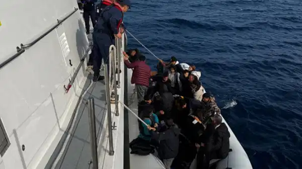 İzmir açıklarında can pazarı: 24 düzensiz göçmen kurtarıldı