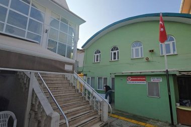 Caminin kadınlar tuvaletinde erkek cesedi bulundu