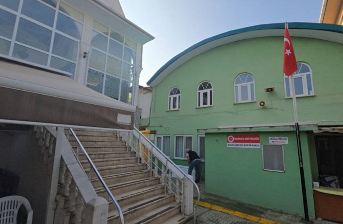 Caminin kadınlar tuvaletinde erkek cesedi bulundu