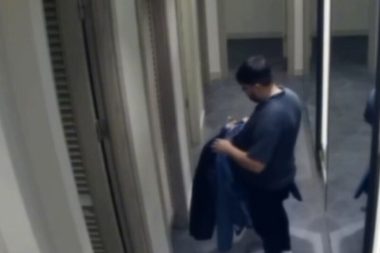 Giysi deneme bahanesiyle 1 milyonluk vurgun yapmışlar