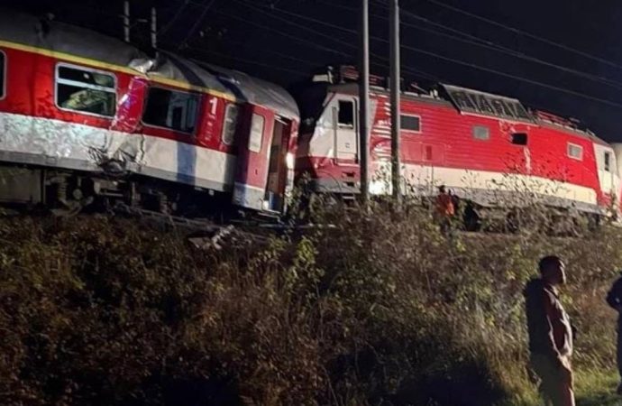 Slovakya’da iki yolcu treni birbirine girdi: 30 yaralı