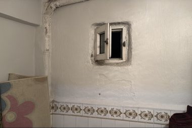 Yenidoğan bebeği poşete koyup pencereden attı