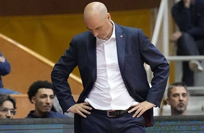 Barcelona’da Joan Penarroya görevden alındı