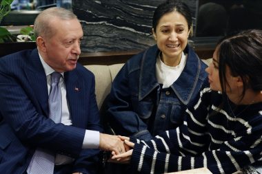 Cumhurbaşkanı Erdoğan kafede vatandaşlarla sohbet etti