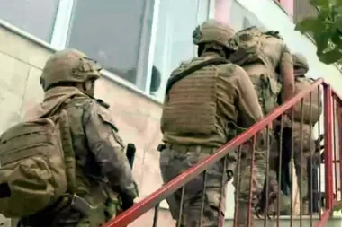 İzmir merkezli FETÖ operasyonu: 18 gözaltı