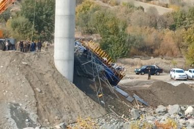 Diyarbakır’da köprü inşaatı çöktü: 4 yaralı  var, 2 kişi enkaz altında