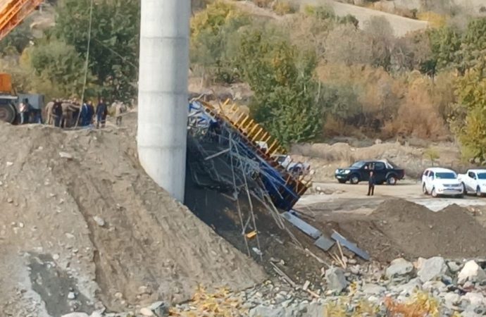 Diyarbakır’da köprü inşaatı çöktü: 4 yaralı  var, 2 kişi enkaz altında