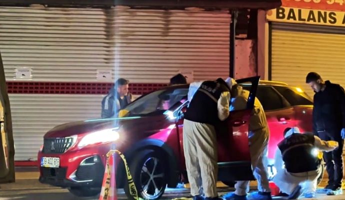 Bir kadını, sonra iki kişiyi daha öldürdü, aranıyor