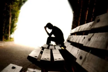 Sevgilisinin aşağılamalarına sürekli boyun eğen dört erkek burcu