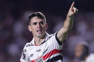 Brezilya’nın yıldız futbolcusu hastaneye kaldırıldı