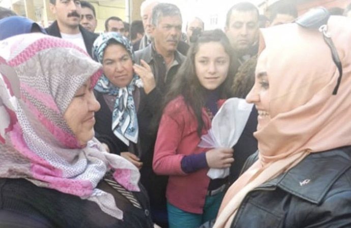 Anne-oğul gümrükte el konan eşyaları satmışlar