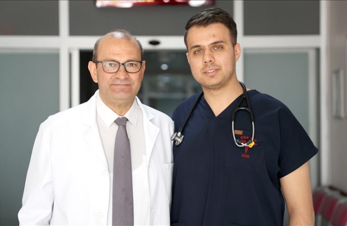 Çocukluğunu geçirdiği hastanede babasıyla doktorluk görev yapıyor