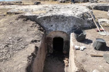 Tharsa Antik Kenti kazısı: 1800 yıllık oda mezarı bulundu