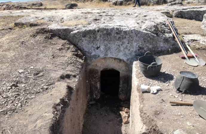 Tharsa Antik Kenti kazısı: 1800 yıllık oda mezarı bulundu