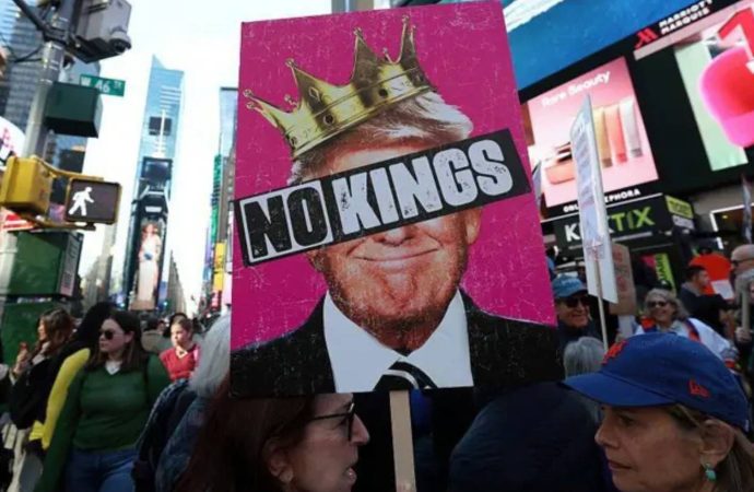 Trump’ın görev onayı yüzde 33’e düştü