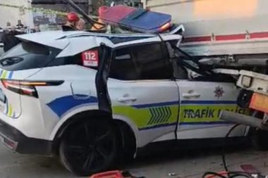Trafik polisi aracı TIR’a çarptı: Bir şehit, bir ağır yaralı