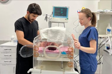 Doğdukları hastanede hemşirelik yapıyorlar