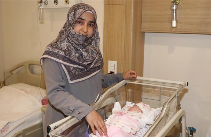 465 gram doğan ve ‘Yaşamaz’ denen Hüma bebek anne kucağına kavuştu