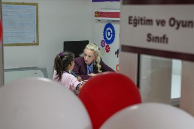 Tedavi nedeniyle okula gidemeyen çocukların sınıfı hastaneye taşındı