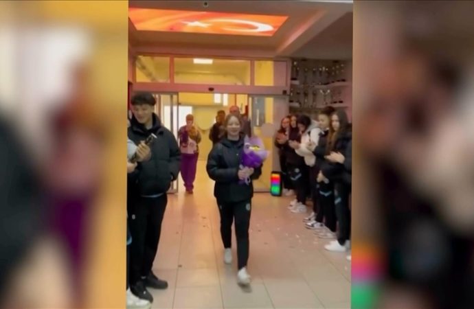 Trambolinde dünya ikincisi olan Tuba okulunda çiçeklerle karşılandı